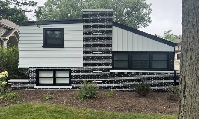 Highland Park House | Mid-century modern turned MODERN. Close to all the attractions that Chicago has.