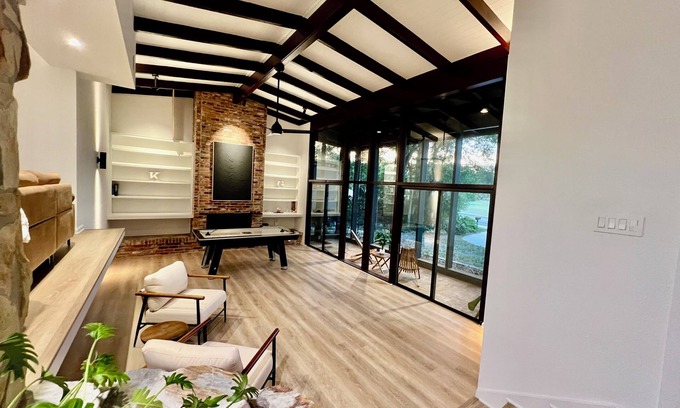 Longwood House | Mid Century Modern 3-bedroom house close to everything in Orlando Up to 7 Guests