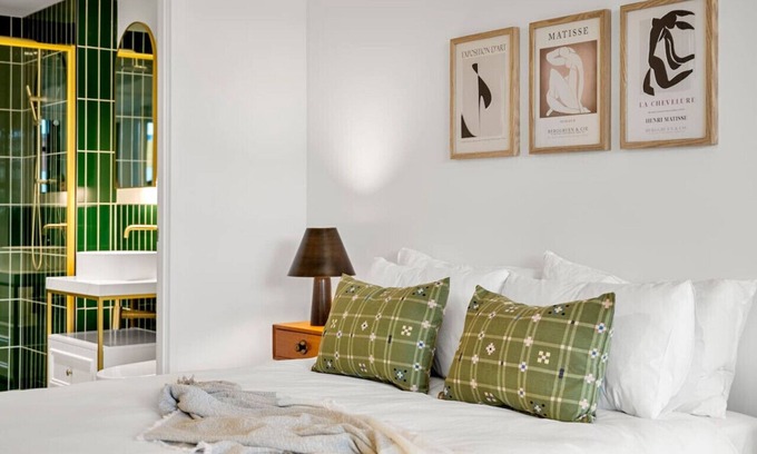 Collingwood North Apartment | Mid-Century Modern Hideaway