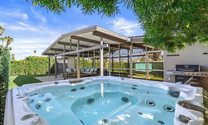 Palm Desert House | Mid Century Modern home -newly renovated with swim jet pool, spa on golf course!