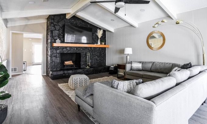 Ransom Canyon House | Mid-Century Modern Lakeview Retreat Remodeled