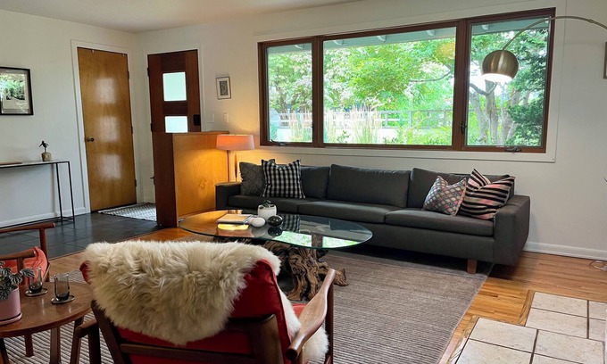 Ardenwald House | Mid-Century Modern Nature Retreat near Sellwood in SE Portland