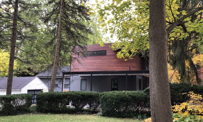 Ann Arbor House | Mid Century Modern Retreat. 10-min walk to the Big House or downtown.