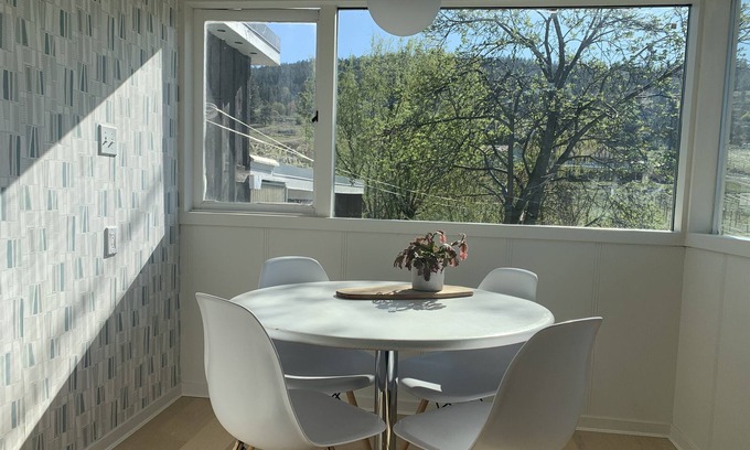 Okanagan-Similkameen House | Mid-Century Modern Revival Vineyard Home