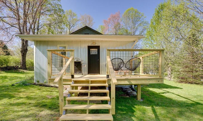 Fayetteville House | Mid-Century Modern Fayetteville Home Close to Town