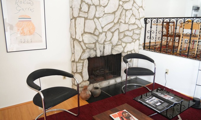 Palms House | Mid Century Modern Oasis with King Size Bed - In Centrally Located Culver City