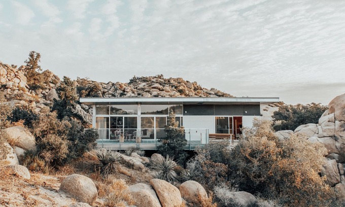Yucca Valley House | Mid-Century Modern Desert Getaway on 10 Acres