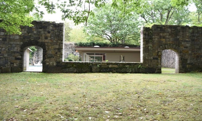 North Stamford House | Mid Century Modern ZEN House with Pool. 50 min from New York City