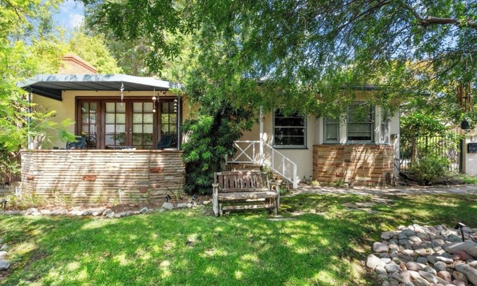 Burbank House | Mid-Century Retreat in Burbank