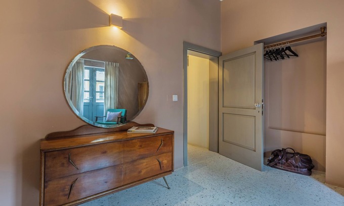 Floriana Apartment | Mid-Century Retro Suite