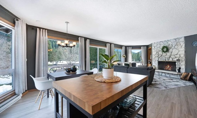 Welches Condo | Mid-Century Escape | Mt Hood Resort | Views + Pets