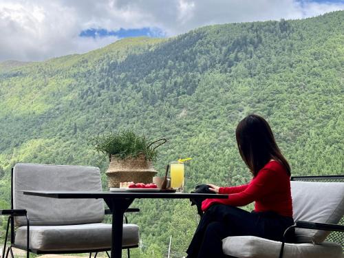 Xiaojin County Hotel | Mid Hill White Lodge