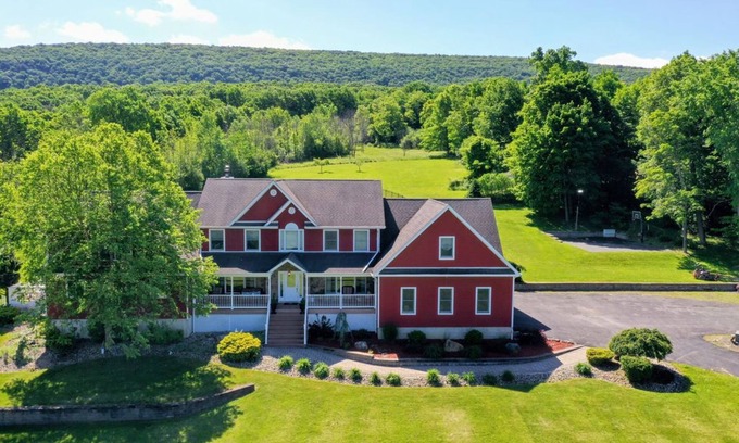 Newburgh House | Mid-Hudson Estate on 11 acres with pool