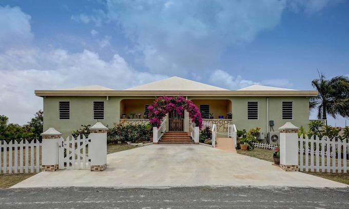 Estate Barren Spot 2 Apartment | Mid-Island beauty! 5 minutes from shopping, dining and the beach.