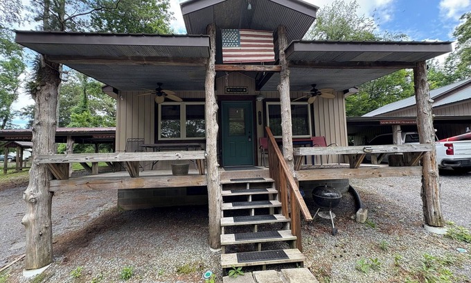 Groveoak Cabin | MID LAKE HIDEAWAY, FISHING FAMILY OUTDOOR FUN