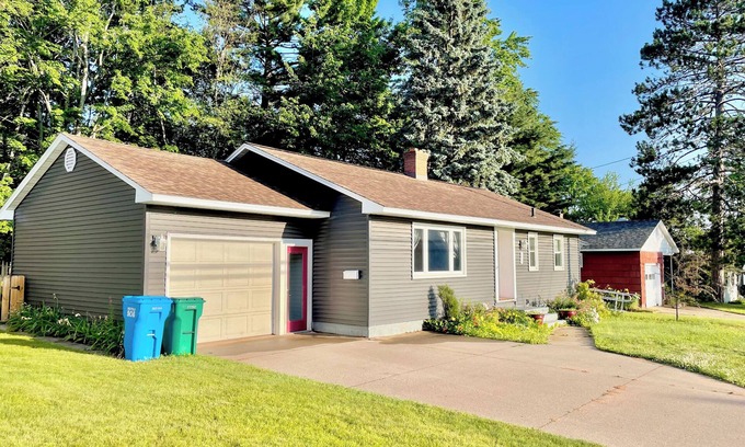 Marquette House | Mid to Long Term Charming 2-bedroom house in enchanting Marquette with WiFi