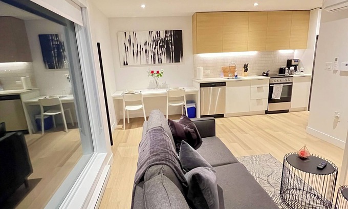 Cote-Des-Neiges—Notre-Dame-De-Grace Apartment | Mid-Town Luxurious 1br condo w/FREE parking