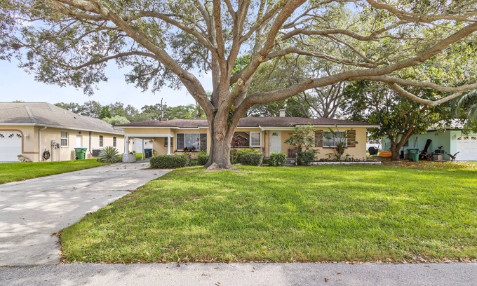 Clearwater House | Midcentury Charmer Couple's Retreat 10 Min to Clearwater Beachn