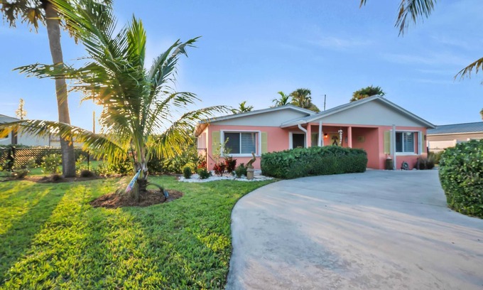 Rio House | Midcentury Modern, The Rio Retreat close to beautiful beaches!