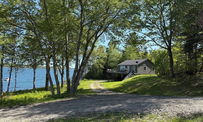 Round Pond Cottage | Midcoast Maine beauty, enjoy waterfront 2-bedroom cottage on Muscongus bay.