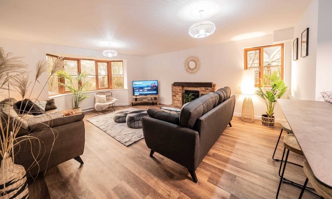 Didcot House | Middle Ashbrook - up to 6 bed - 3.5 bathrooms