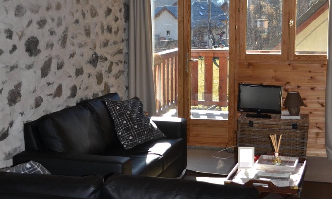 Le Bourg-d'Oisans House | Middle Barn A cosy two bedroomed gite at Ferme Noemie in Bourg d'Oisans.