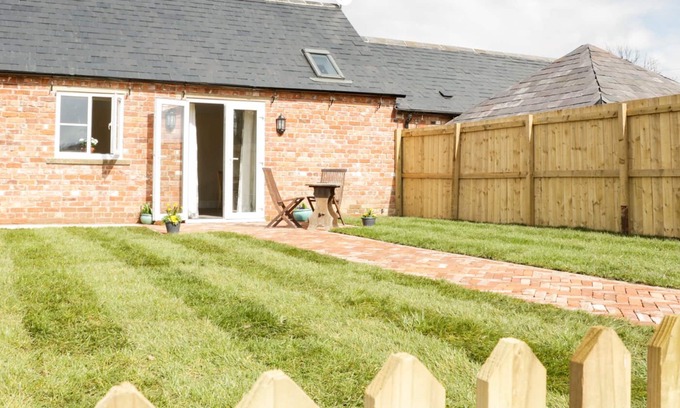 Stoney Stretton House | MIDDLE COTTAGE, pet friendly, character holiday cottage in Westbury
