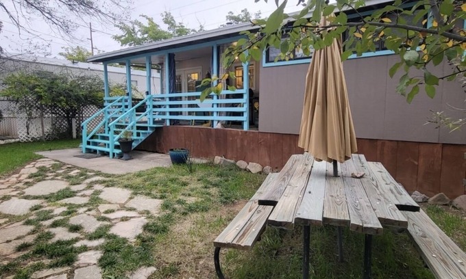 Tyrone House | Middle of town lodge style cottage