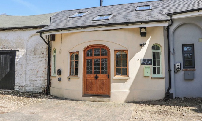 Betchworth House | MIDDLE TOWER, character holiday cottage in Reigate