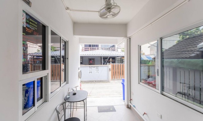 Bang Chan Hotel | MiddleWay House