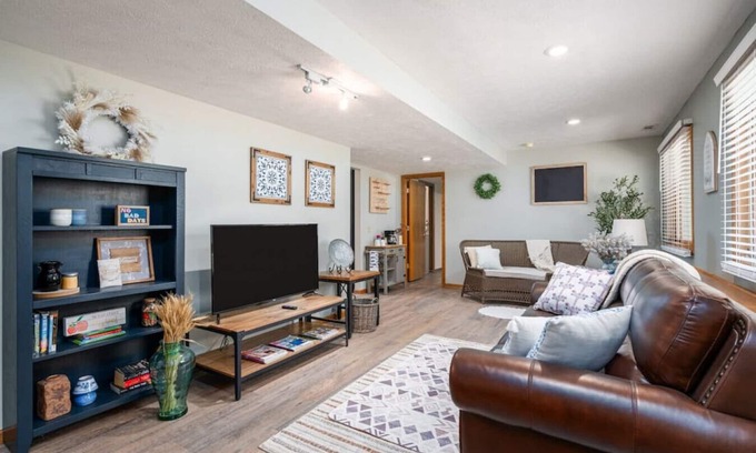 Hudsonville House | Midlake Elegance Retreat