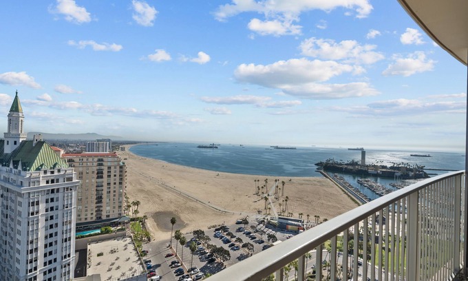 East Village Condo | Midterm High-Rise 3Bed 2 Bath Views, Massage Chair, Pool
