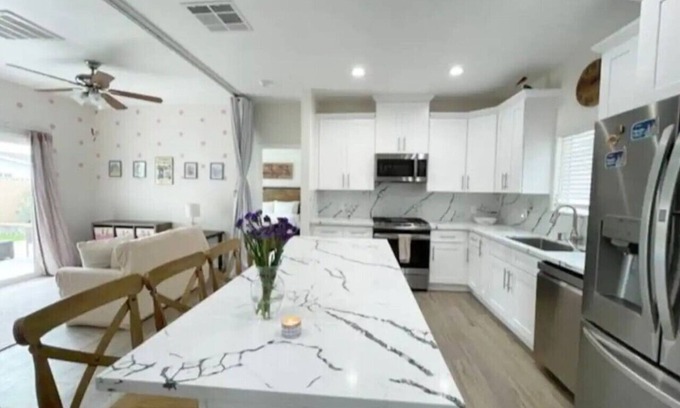 Anaheim Resort House | MidTerm Rental | 3Miles To Disney | 1.5Mile To UCI