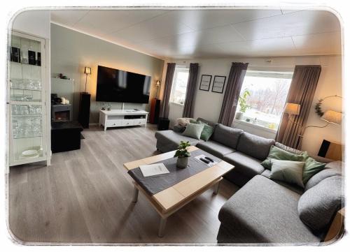 Tromso Apartment | Midtgaard Modern 2 bedrooms Apartment with premium King Bed, Queen Bed, Free Parking, Perfect Year Round for Exploring Tromsø, Kvaløya and Nearby Islands