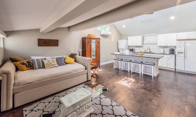 Alta Vista Apartment | Midtown Backyard Guest House Studio