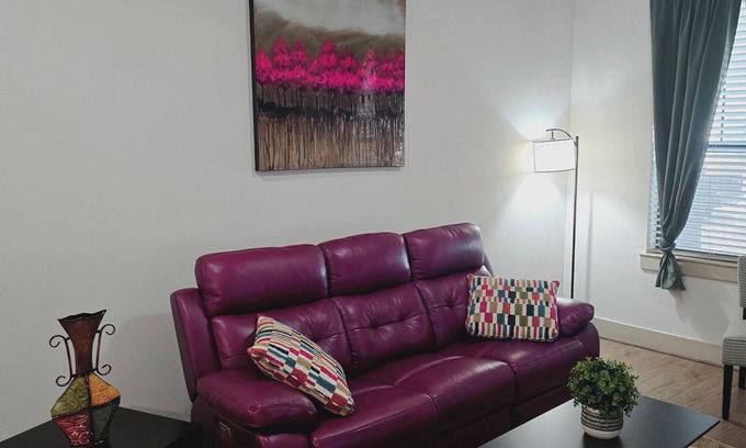 Montrose Apartment | Midtown/Downtown Breeze