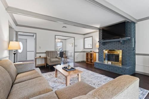 Gunter Afs House | Midtown Fenced Yard & Patio- White Acres Retreat