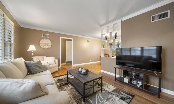 Mayo Meadow House | Midtown Marvel near all Tulsa hot-spots