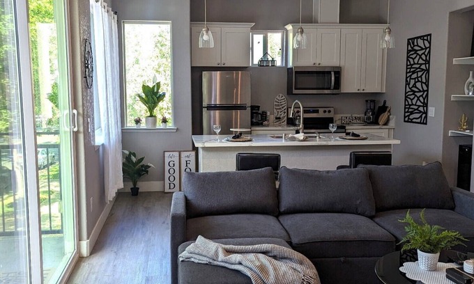 Central Sacramento Apartment | Midtown Midrise- Sapphire-In the heart of Sacramento