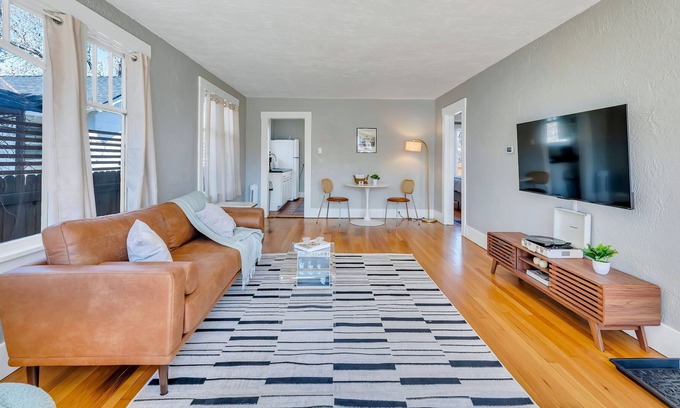 Midtown House | Midtown Mtn Charmer~Pets~BBQ~Fire pit~A+ Walk Score~high speed WiFi~Foosball!