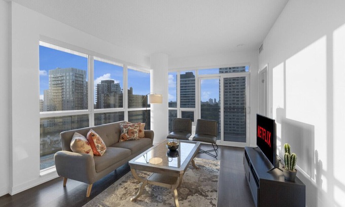 Yonge-Eglinton Hotel | Midtown Suites - Free Parking - 5 min walk to Subway