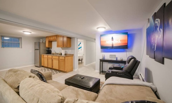 Clearing Apartment | Midway Airport 2 Bedroom with full Kitchen