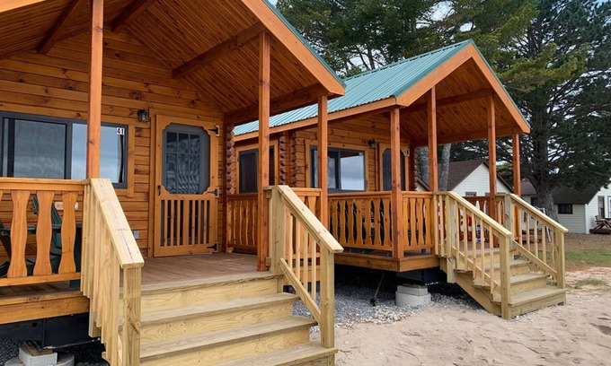 Mackinaw City Cabin | Mighty Mac Bridgeview Cabin 2