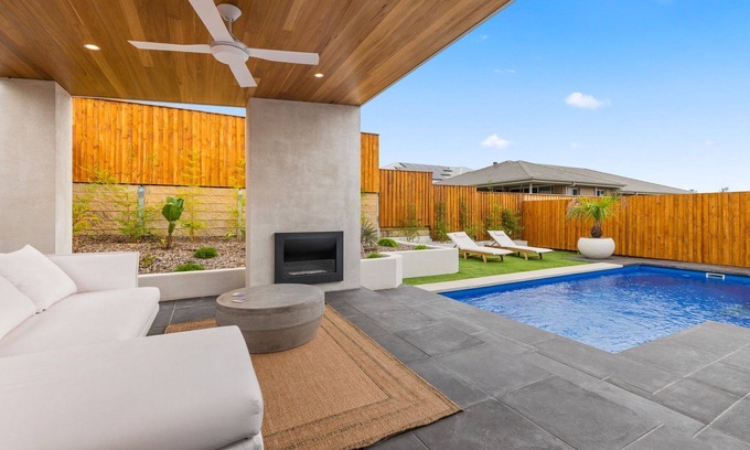 Boolaroo House | Milburn Circuit Boolaroo 44 - Entertainer's delight, inside and out