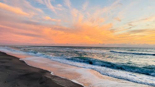 Englewood House | Miles of Private Beach-4BR Beach Access Cottage with SUPs Kyaks-Pets Ok