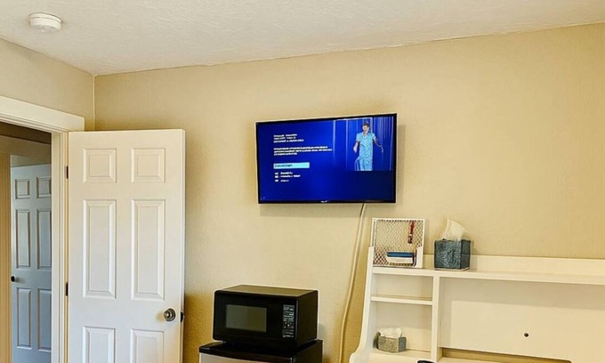 Milford House | Milford Queen Room l Fast Wi-Fi, AC, Parking – Near Hospital & I-495
