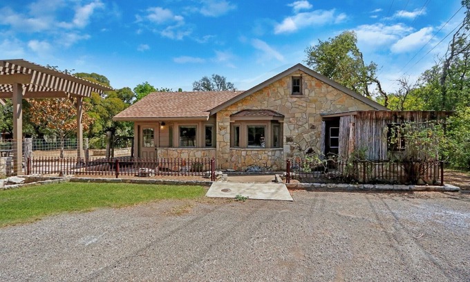 Dripping Springs Cottage | Milk Bath Springs | Pet-Friendly Historic Downtown Cottage