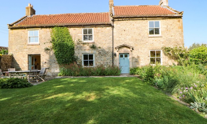 East Layton Cottage | MILL FARM HOUSE, pet friendly, with open fire in Ravensworth
