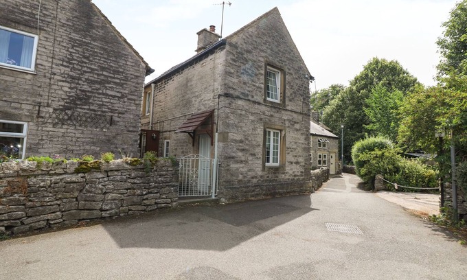 Castleton Cottage | MILL LEAT, pet friendly, with open fire in Castleton, Peak District