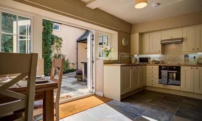 Burford Cottage | MILL RACE, pet friendly, character holiday cottage in Burford